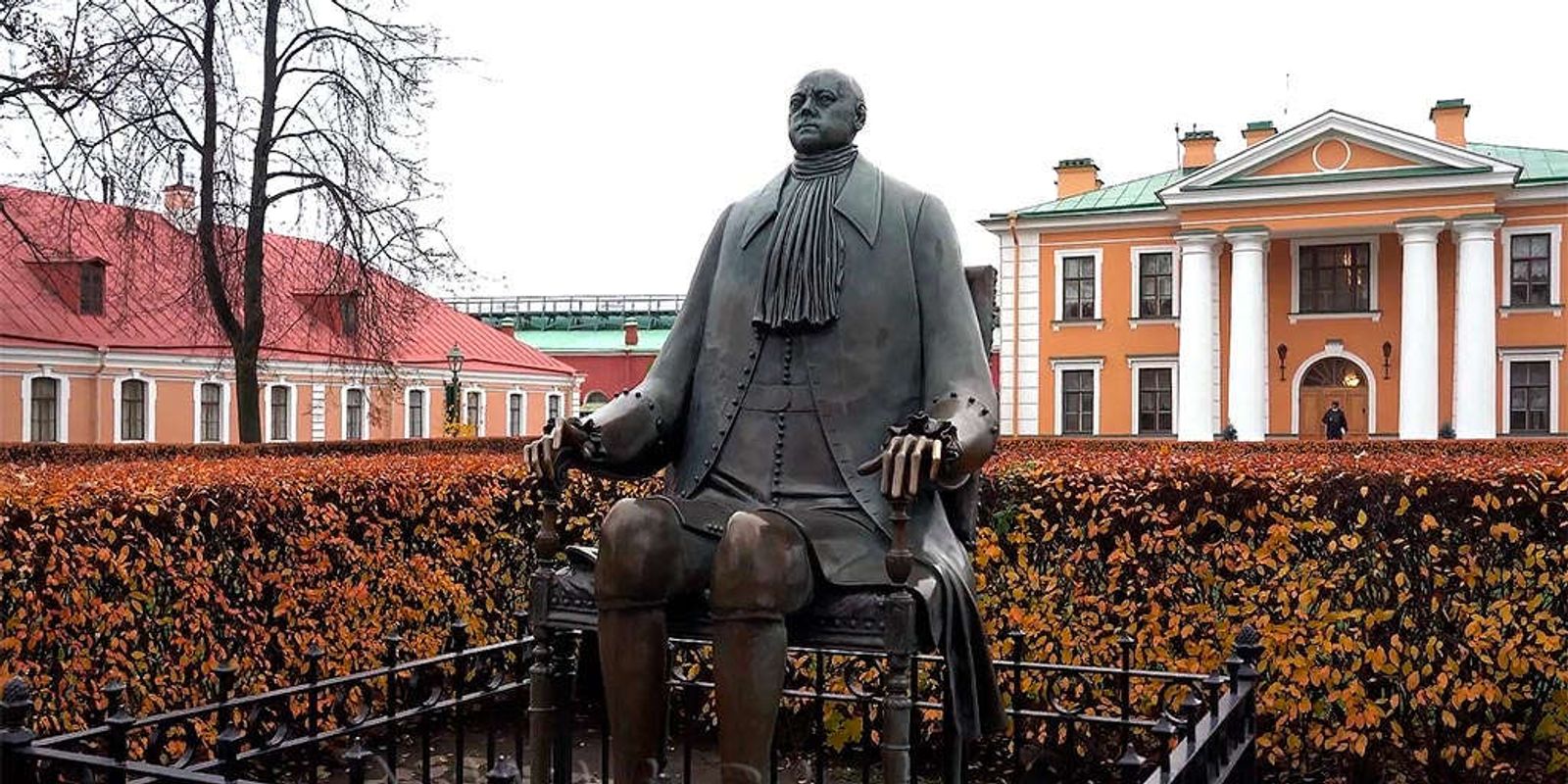 Петропавловская крепость в санкт петербурге памятник петру. Памятник Петру 1 в Петропавловской крепости. Шемякин памятник Петру 1 в Петропавловской крепости. Статуя Петра 1 в Санкт-Петербурге в Петропавловской крепости. Скульптура Петра 1 в Петропавловской крепости Шемякина.