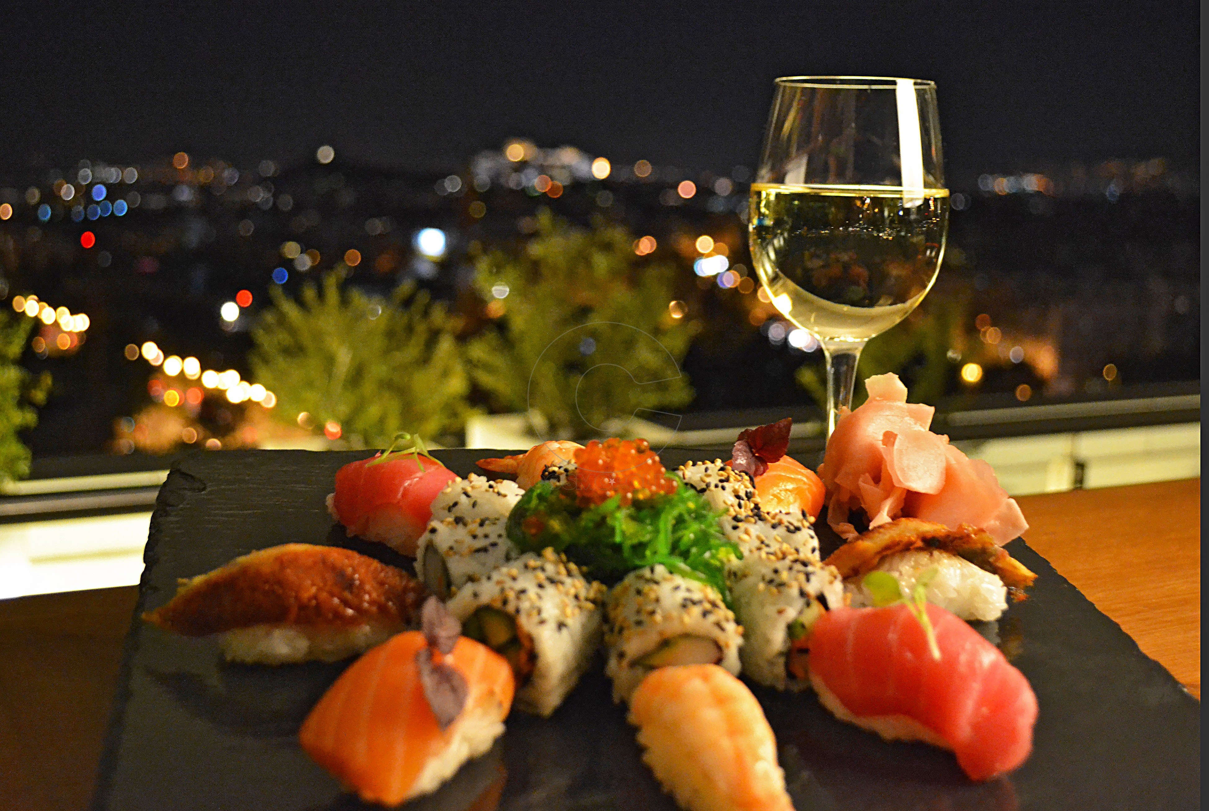 Суши вин. Романтический ужин суши. Роллы и вино. Красивый ужин. Романтический ужин с вином.